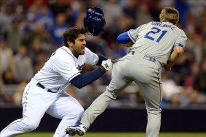 zach-greinke-broken-collarbone-brawl-570x379